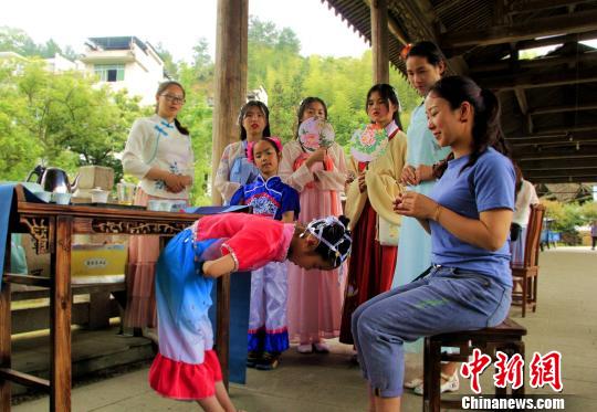 福建鄉(xiāng)村舉辦“狀元”迎親游村活動(dòng)　演繹漢服傳統(tǒng)文化