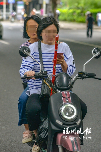 騎車看手機載著大人還“套娃”　電動車違法載人頻現(xiàn)