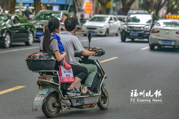 騎車看手機載著大人還“套娃”　電動車違法載人頻現(xiàn)