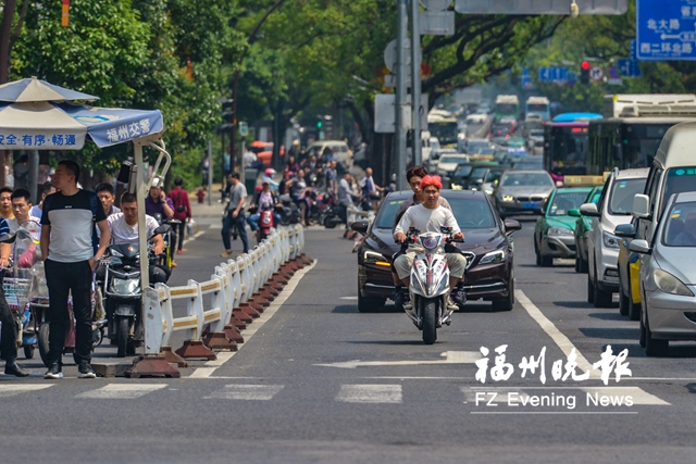 福州交警嚴(yán)查電動(dòng)車交通違法　不按道行駛占多數(shù)